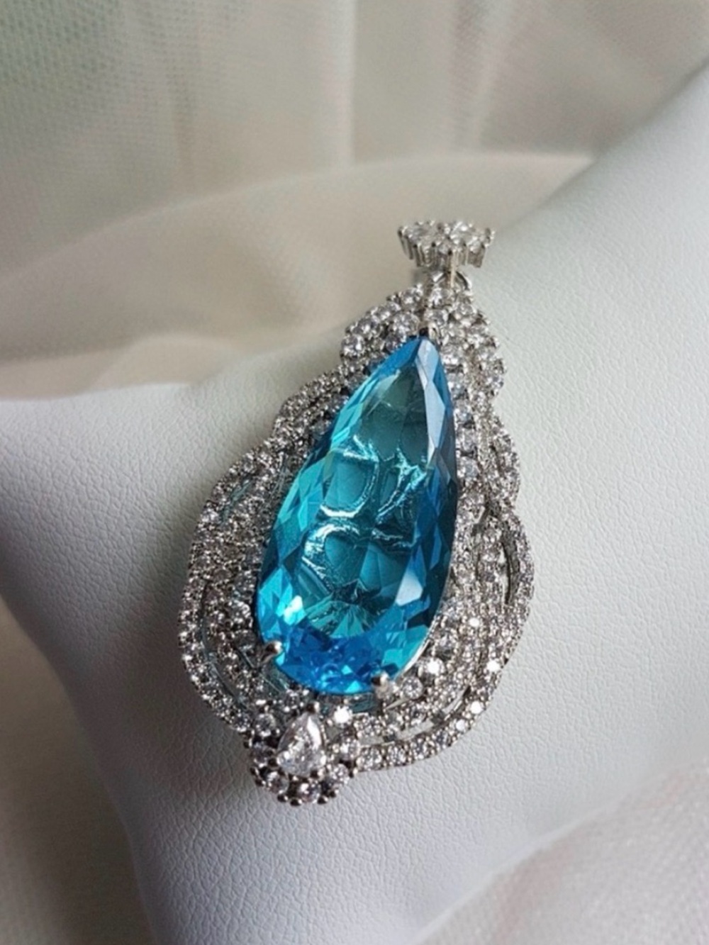 Swarovski Elements Large Sea Blue Teardrop Halo Necklace NEW